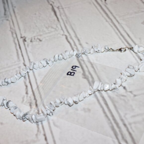 Beautiful natural stone white howlite necklace Nwot 17" - Picture 2 of 6